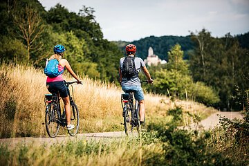 Radler unterwegs auf dem Altmühltal-Radweg