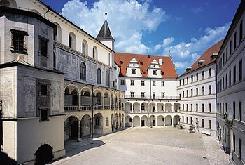 Der Schlosshof ist mit einer Sgraffitifassade ausgestattet, welche Szenen aus dem Alten Testament aufzeigt.