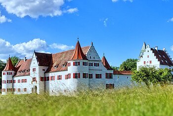 Das Jagdschloss Grünau liegt östlich von Neuburg an der Donau im größten zusammenhängenden Auwaldgebiet Mitteleuropas inmitten grüner Wiesen und Bäume.