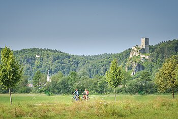Radfahrer vor Burg Ruine Wellheim