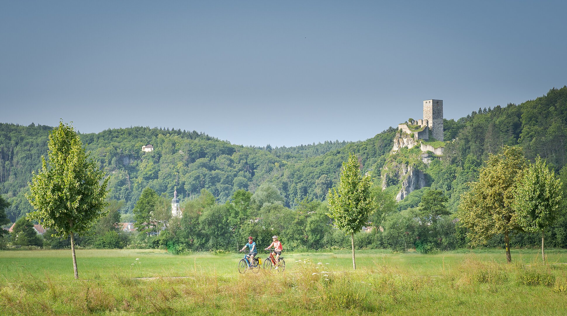 Radfahrer vor Burg Ruine Wellheim