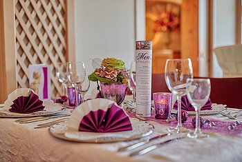 Ein festlich gedeckter Tisch für die Kulinarische Veranstaltung ein Menü für Freunde im Landhotel Zur Jurahöhe