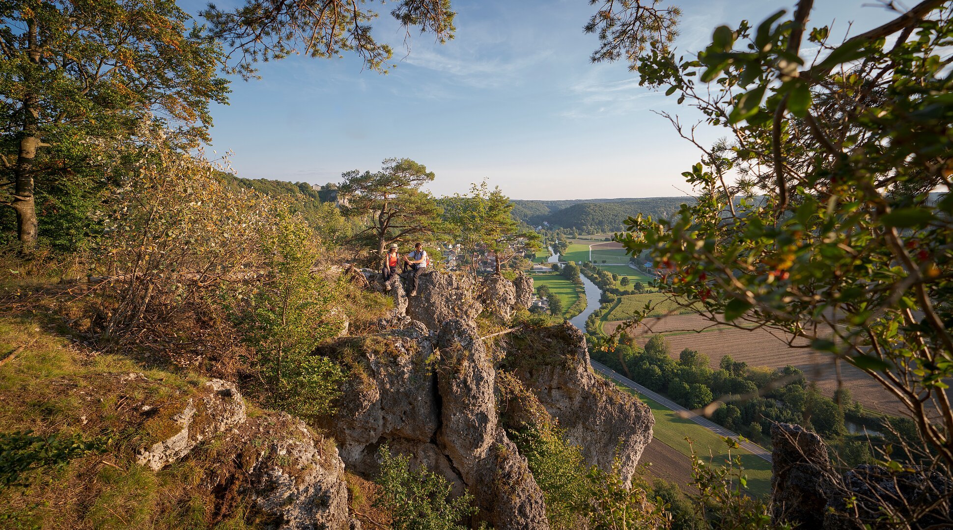 Wanderer auf der Arnsberger Leite am Altmühltal-Panoramaweg