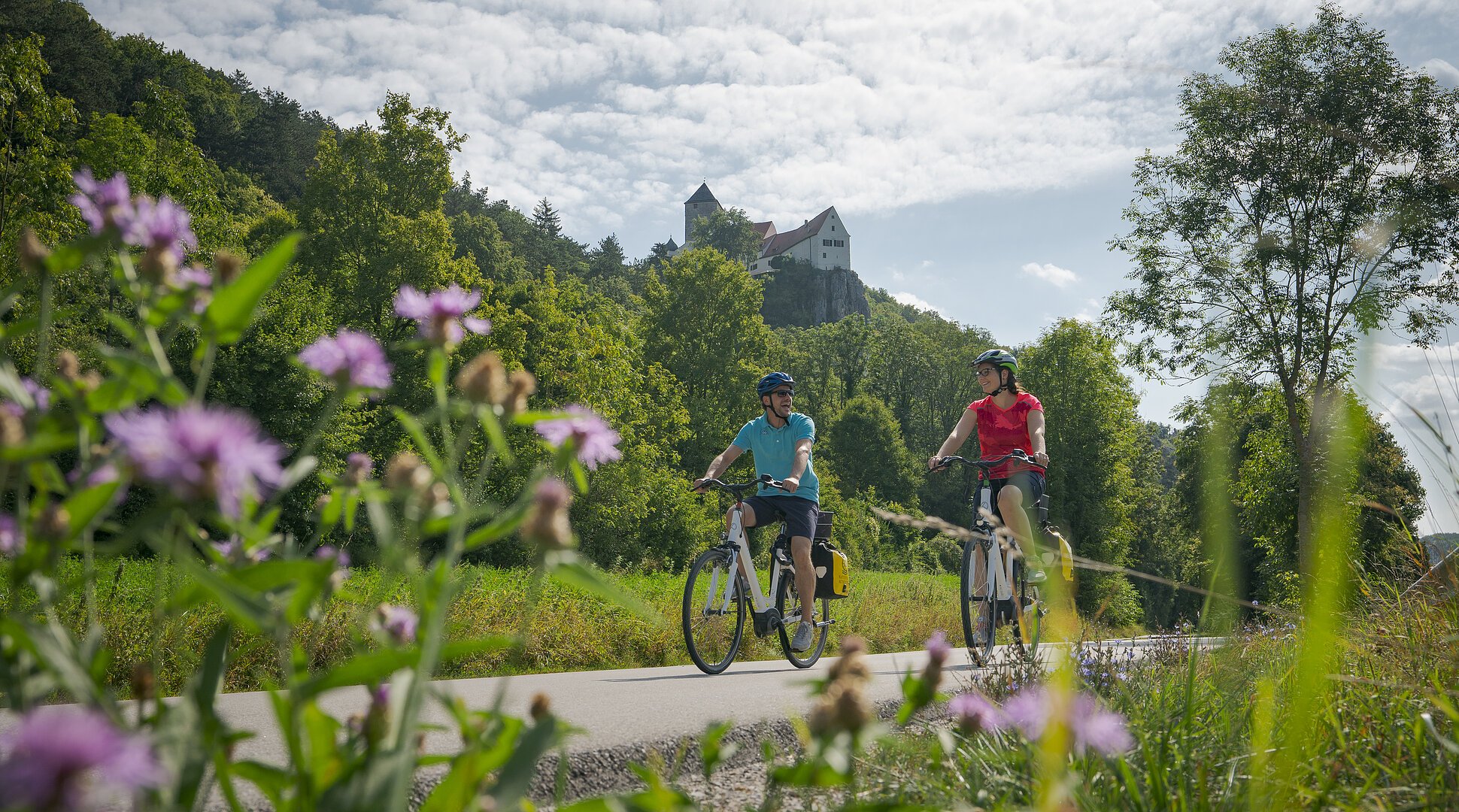 Radwanderer auf dem Altmühltal-Radweg bei Prunn