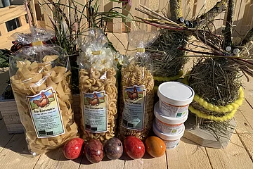 Nudeln in Verpackungen, Eier gefärbt, Dosen mit Deko