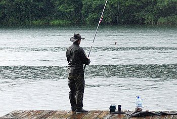Ein Angler versucht frühmorgens sein Glück an der Donau.