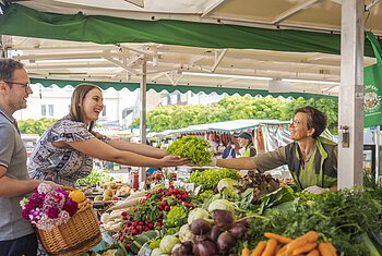 Wochenmarkt Schrannenplatz Verkauf am Wochenmarkt